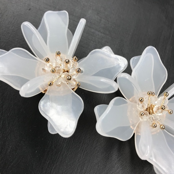 White Resin Flower Stud Earrings - Picture 7 of 8